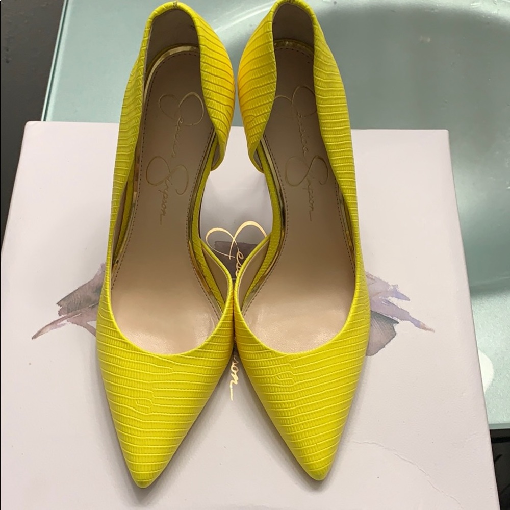 Jessica Simpson pumps